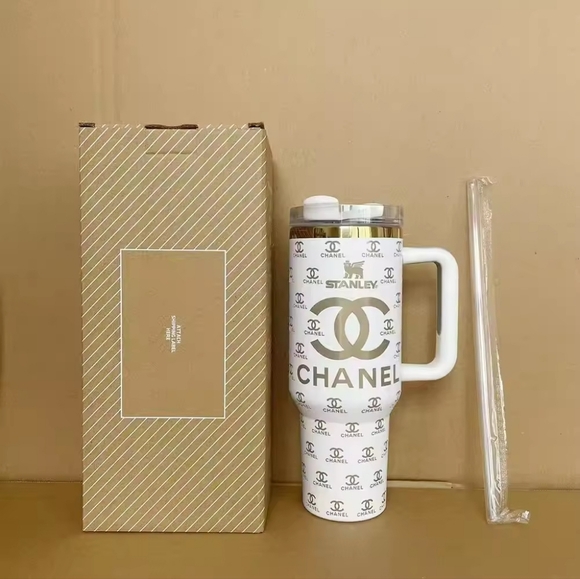 40oz Stanley White Quencher Tumbler - Picture 3 of 3